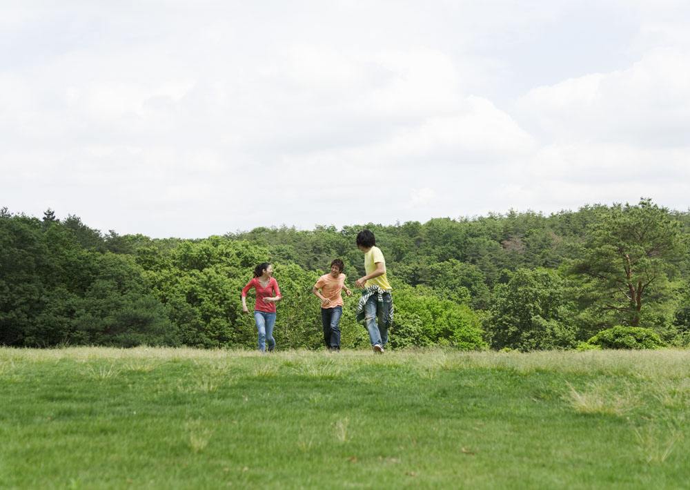 草地跑步圖